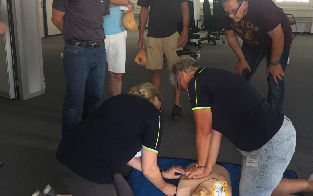 Defibrillatorschulung für RiAG-Mieter
